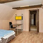 25 Person In Romo-by Traum