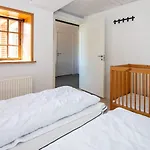 25 Person In Romo-by Traum Molby