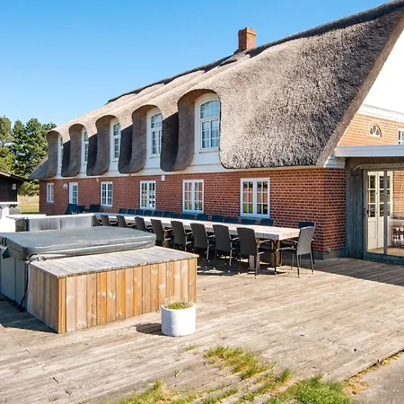 25 Person In Romo-by Traum Molby