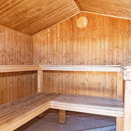 25 Person In Romo-by Traum Molby