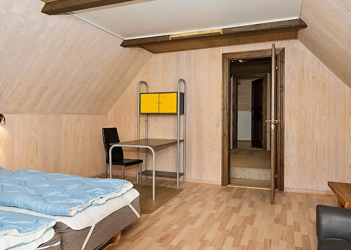 25 Person In Romo-by Traum